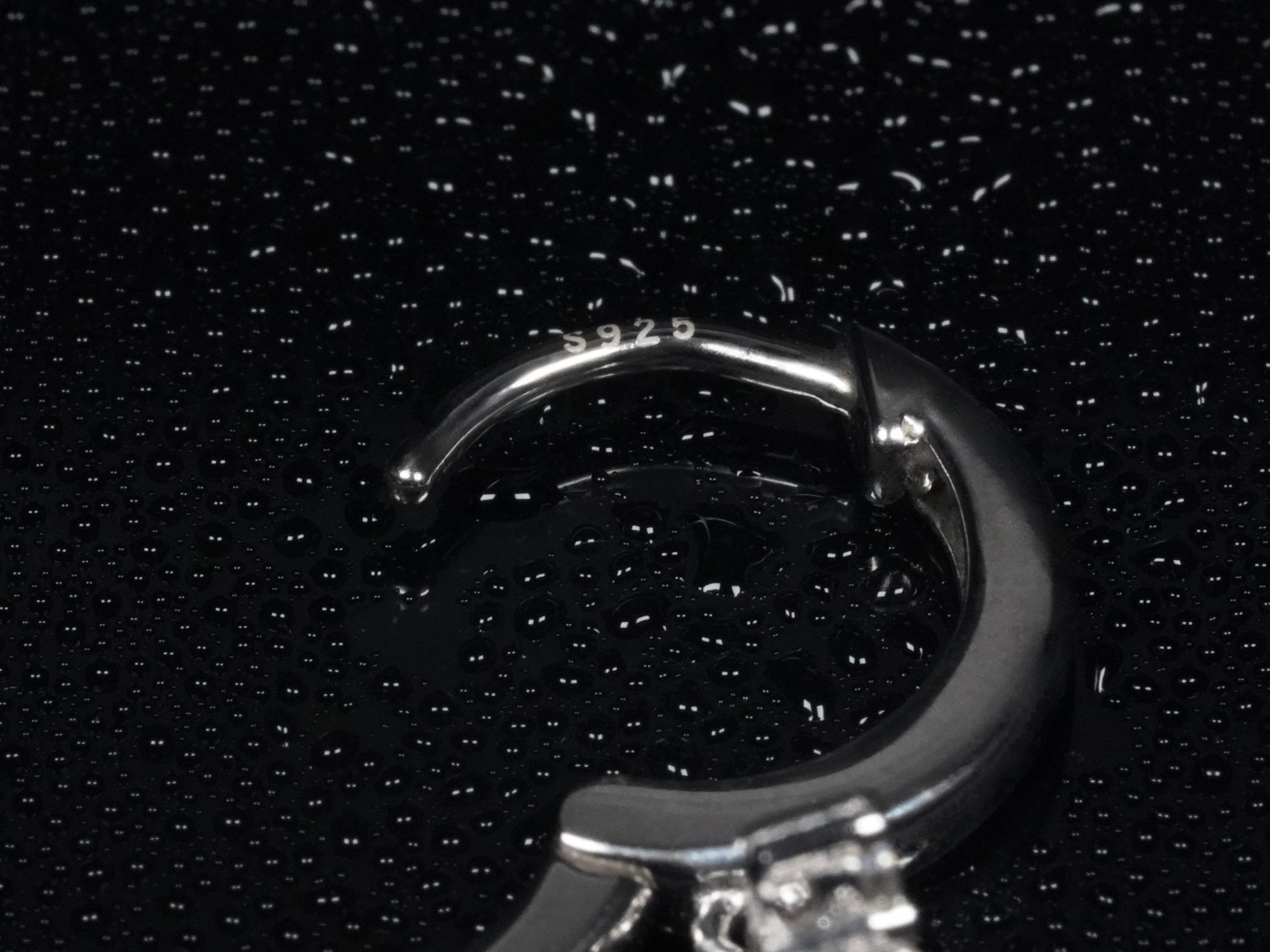 Detailaufnahme des 925 Silber-Stempels auf dem Kreuz Ohrstecker – Echtheitsnachweis für hochwertigen Moissanit Schmuck