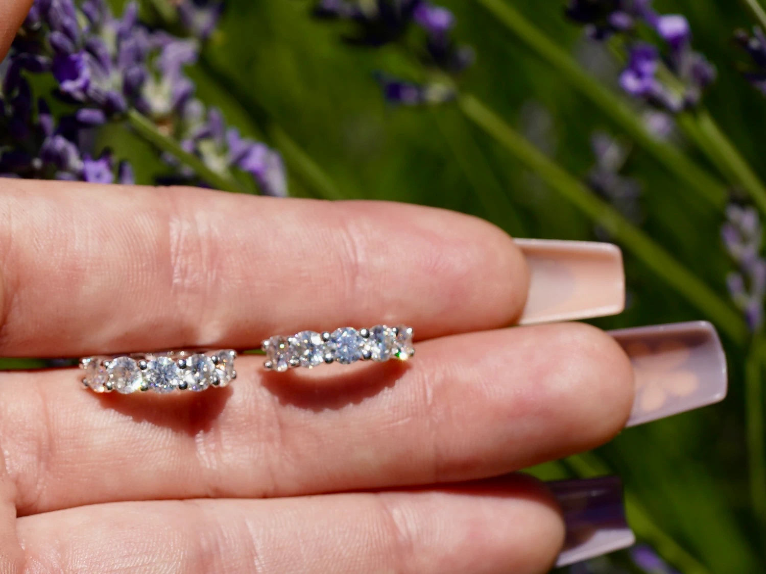 Funkelnde Moissanit Mini-Creolen aus 925 Silber, im Sonnenlicht vor Lavendelfeld präsentiert