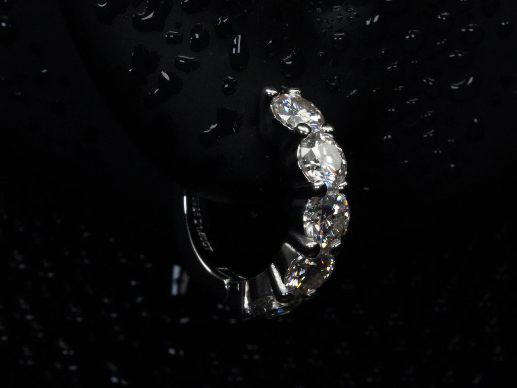  Moissanit Mini-Creolen mit 1 ct im Präsentationsohr – zeigt Passform, Größe und Glanz in 925 Silber mit 18K Weißgold plattiert