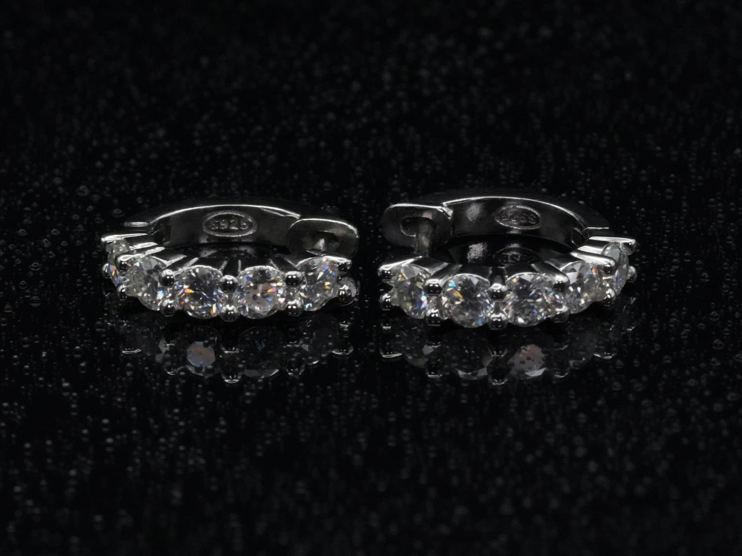 Draufsicht auf Moissanit Mini-Creolen – 1 ct Brillanz in kompakter runder Form