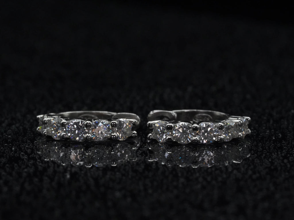 Frontalansicht der Moissanit Mini-Creolen mit 1 ct – 925 Silber mit funkelndem Brillantschliff