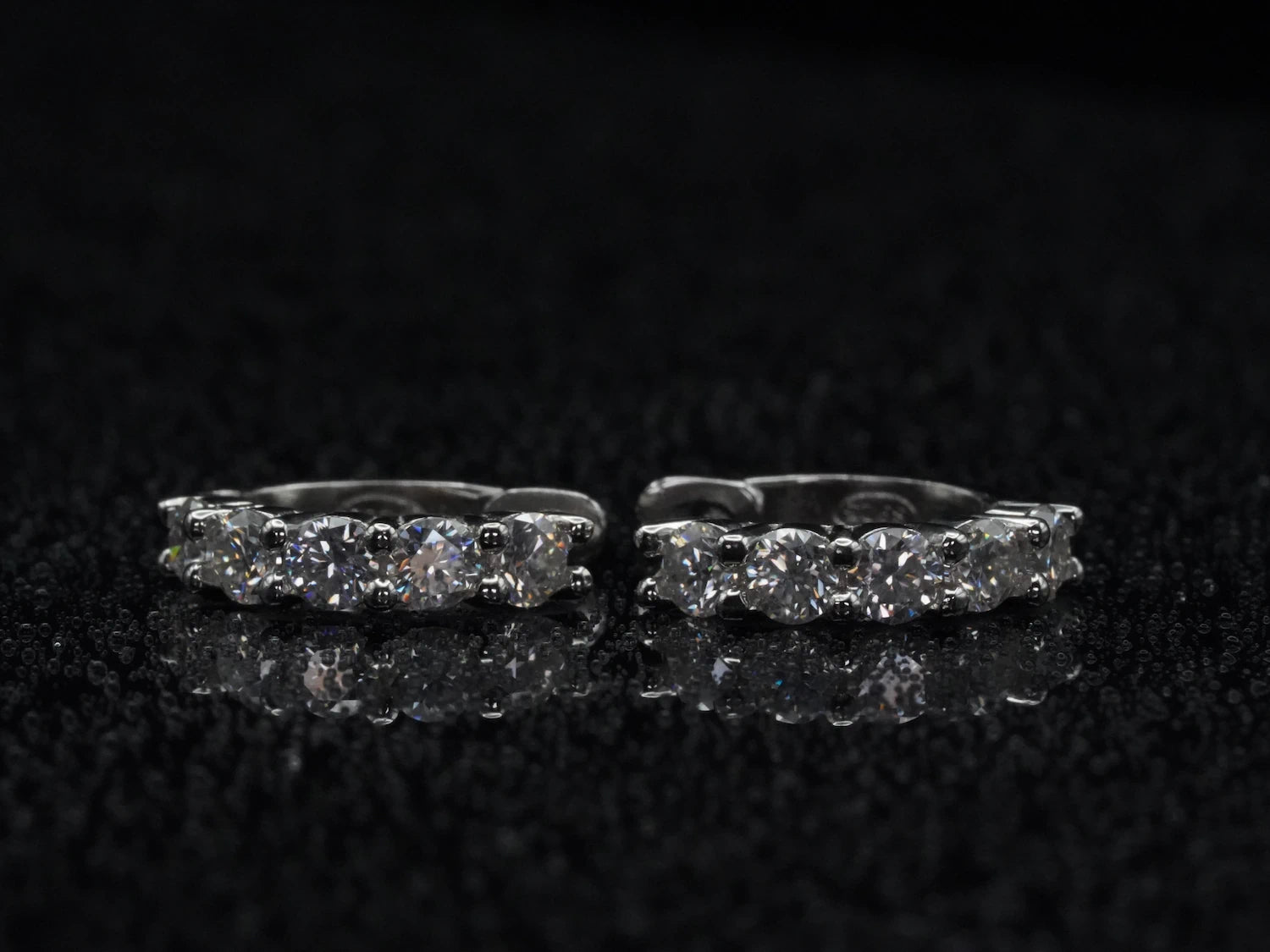 Frontalansicht der Moissanit Mini-Creolen mit 1 ct – 925 Silber mit funkelndem Brillantschliff