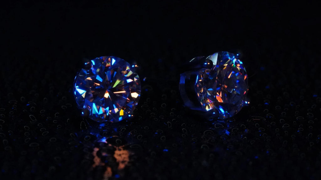 Moissanite Ohrstecker mit 4 haltern und einem Stein funkelnd im Blau Licht