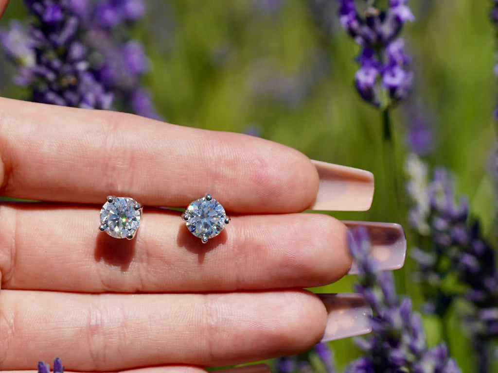 Moissanite Ohrringe mit 4 Haltern. Besser als Diamant, die ethische alternative