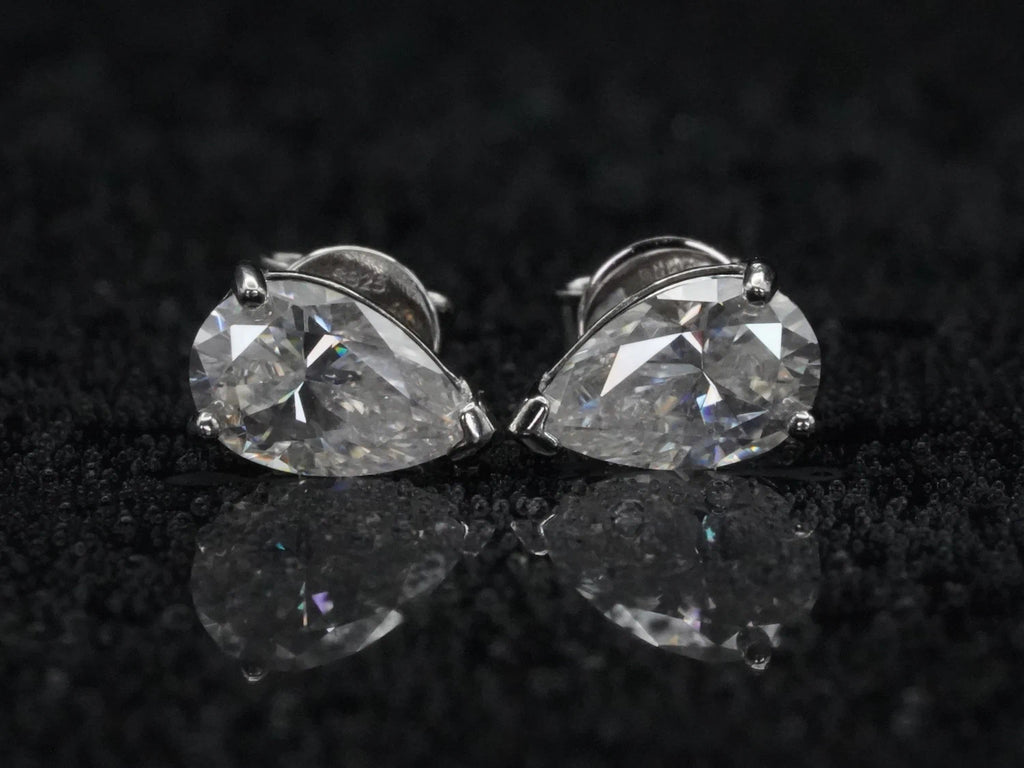 Frontalansicht der Moissanit Ohrstecker mit 2 ct – tropfenförmiger Schliff in 925 Silber mit 18K Weißgold plattiert