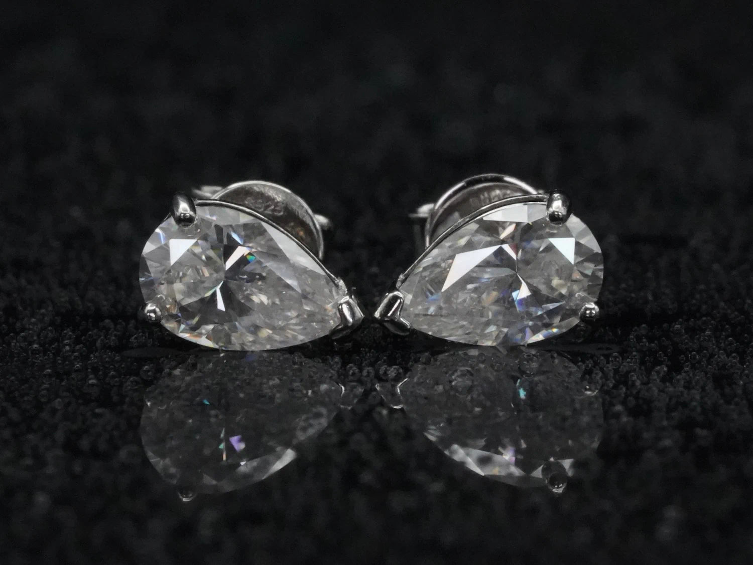 Frontalansicht der Moissanit Ohrstecker mit 2 ct – tropfenförmiger Schliff in 925 Silber mit 18K Weißgold plattiert