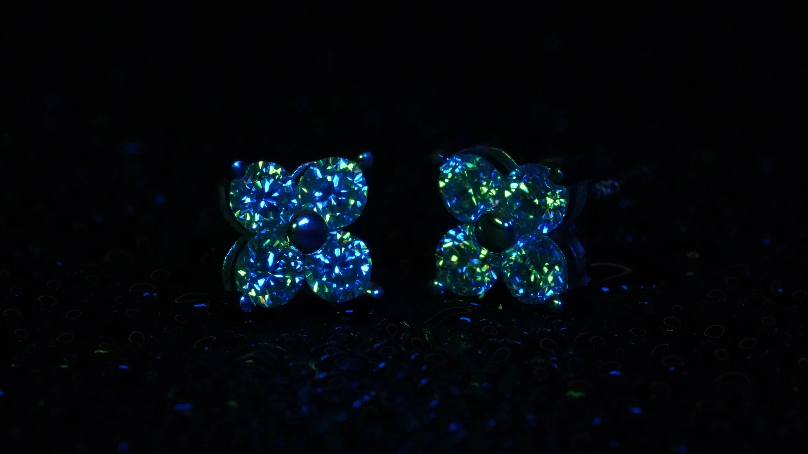 Moissanite Ohrringe mit feinen kleinen 3mm Moissaniten funkelnd im blau licht