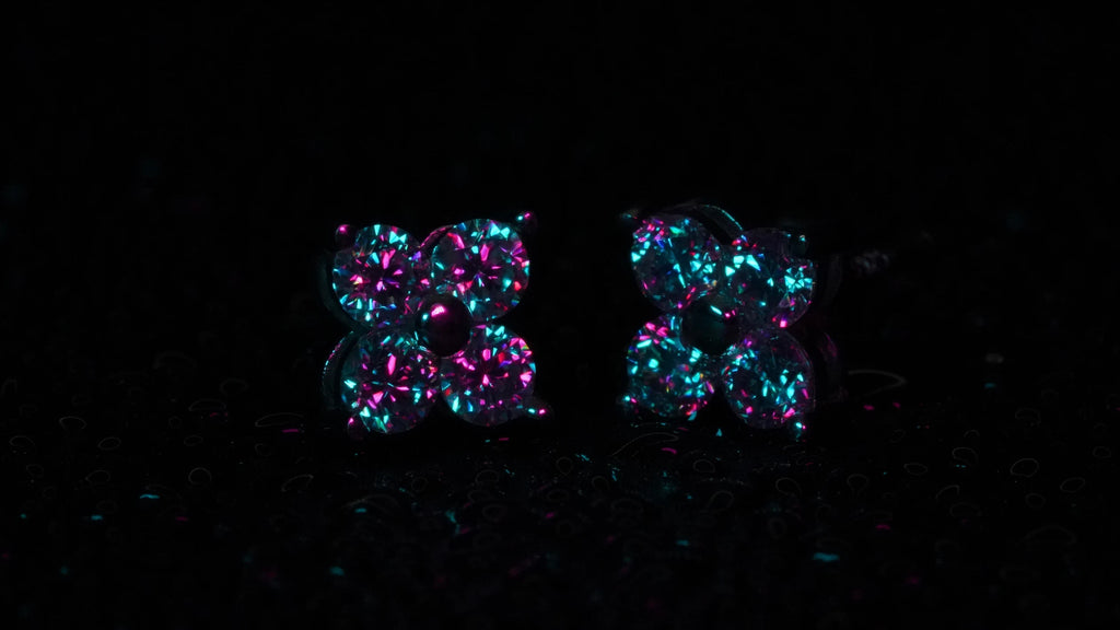 In Lila licht funkelde Moissanite Ohrringe mit kleinen Moissaniten dezent aber auffällig