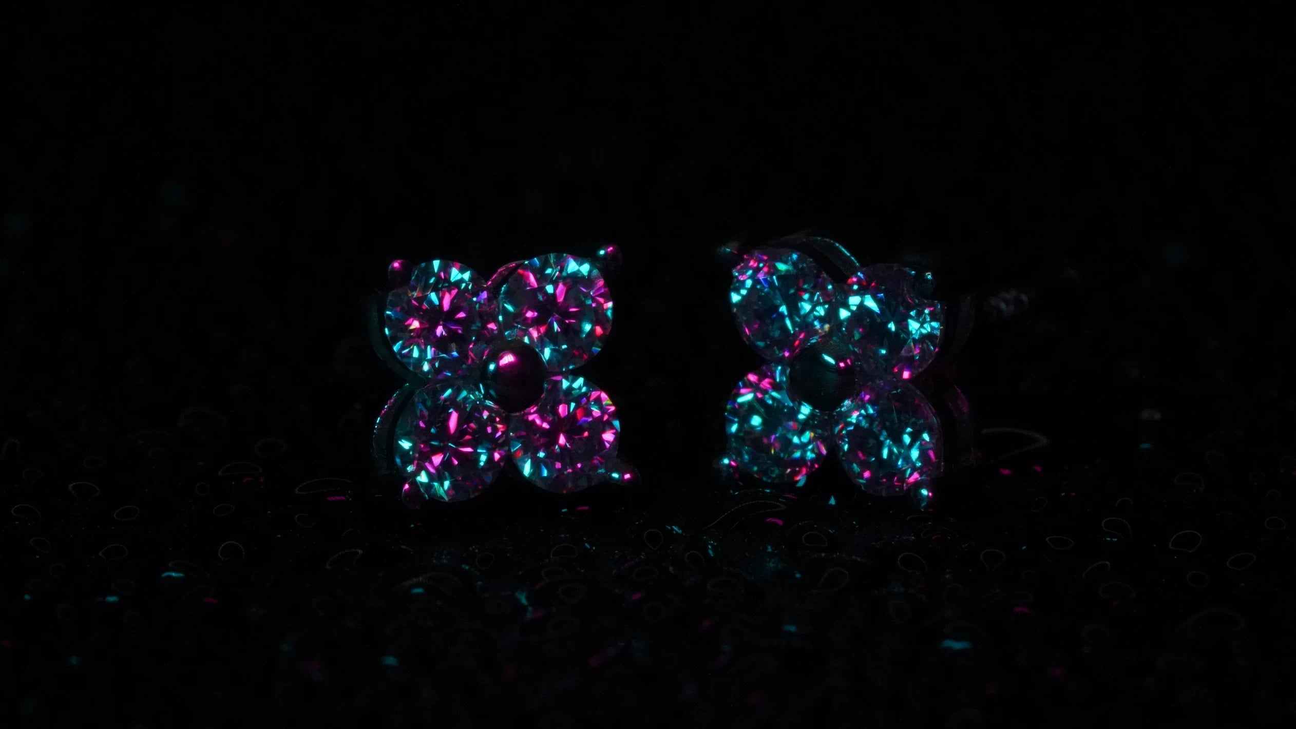 In Lila licht funkelde Moissanite Ohrringe mit kleinen Moissaniten dezent aber auffällig