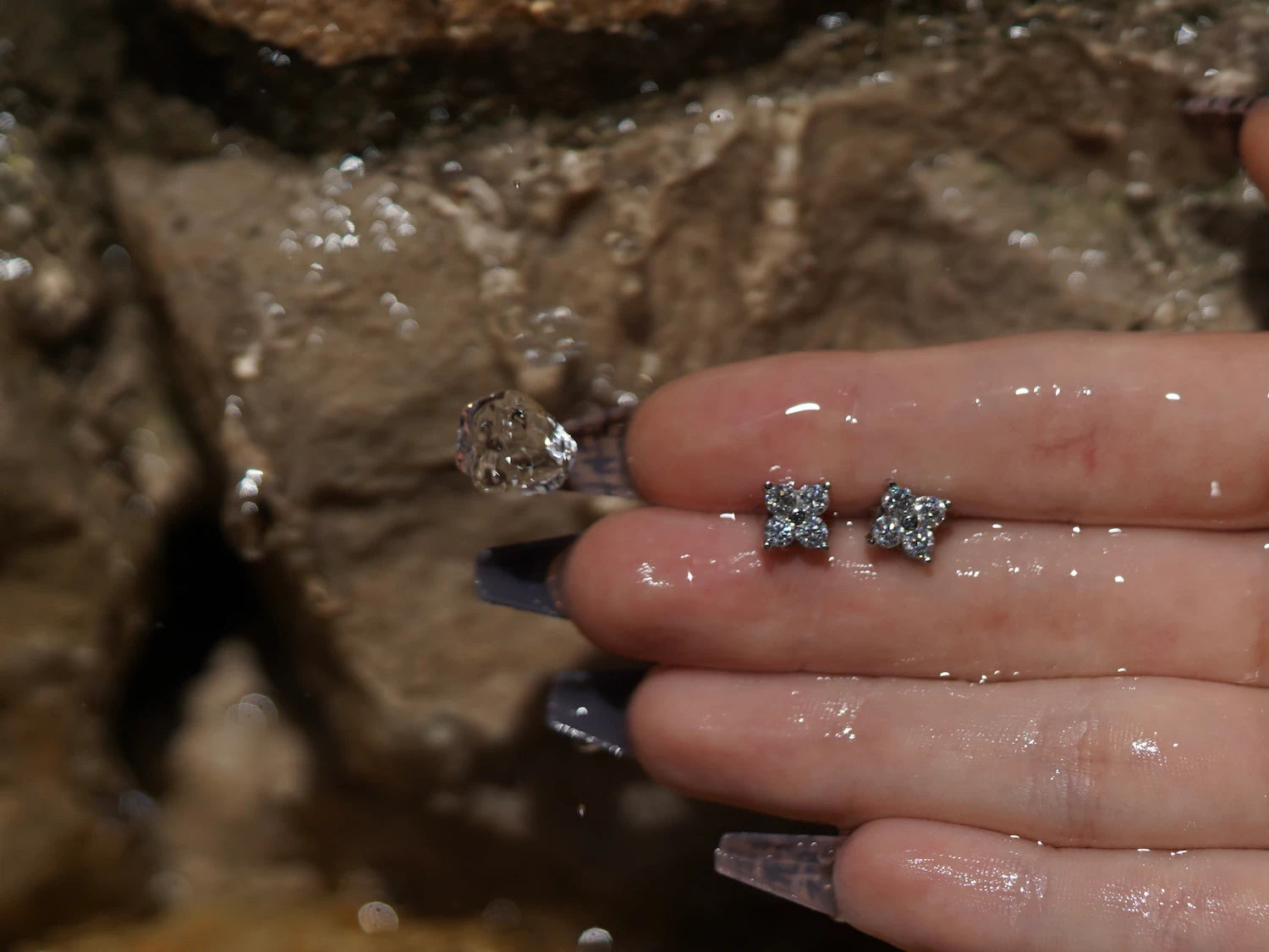 Moissanite Ohrringe mit vier Steinen pro Stecker – moderner Moissanite Schmuck aus Sterling Silber im Wasserlicht, kompakt, klar und brillant.