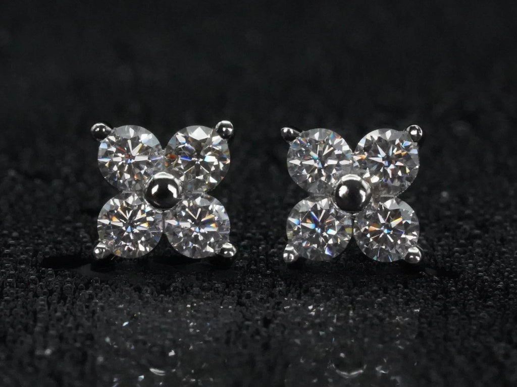 Frontalansicht der Moissanit Ohrstecker mit 4 funkelnden Steinen – 0,8 ct, gefertigt aus 925 Sterling Silber