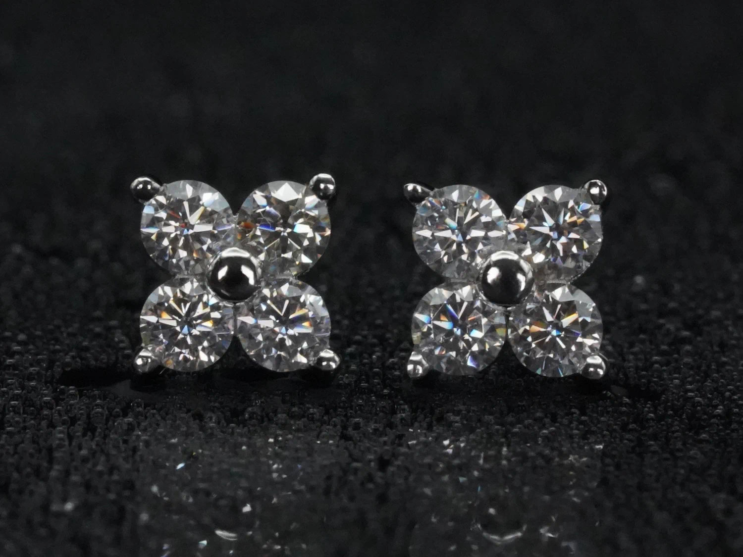 Frontalansicht der Moissanit Ohrstecker mit 4 funkelnden Steinen – 0,8 ct, gefertigt aus 925 Sterling Silber