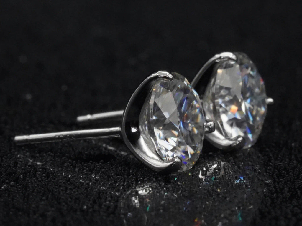Funkelnde 3 zinken Ohrringe von der Seite aufgenommen, die Diamant alternative