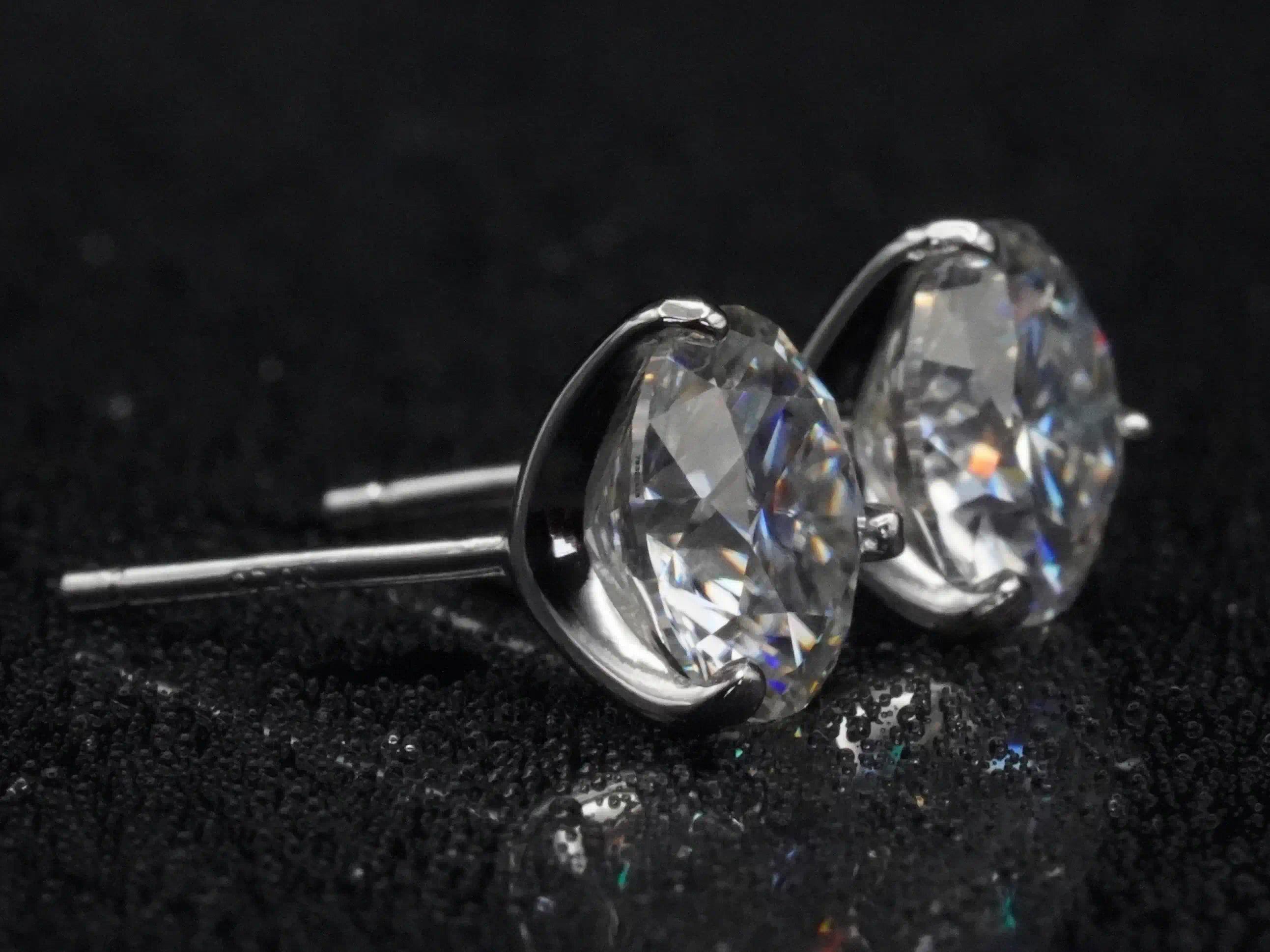 Funkelnde 3 zinken Ohrringe von der Seite aufgenommen, die Diamant alternative