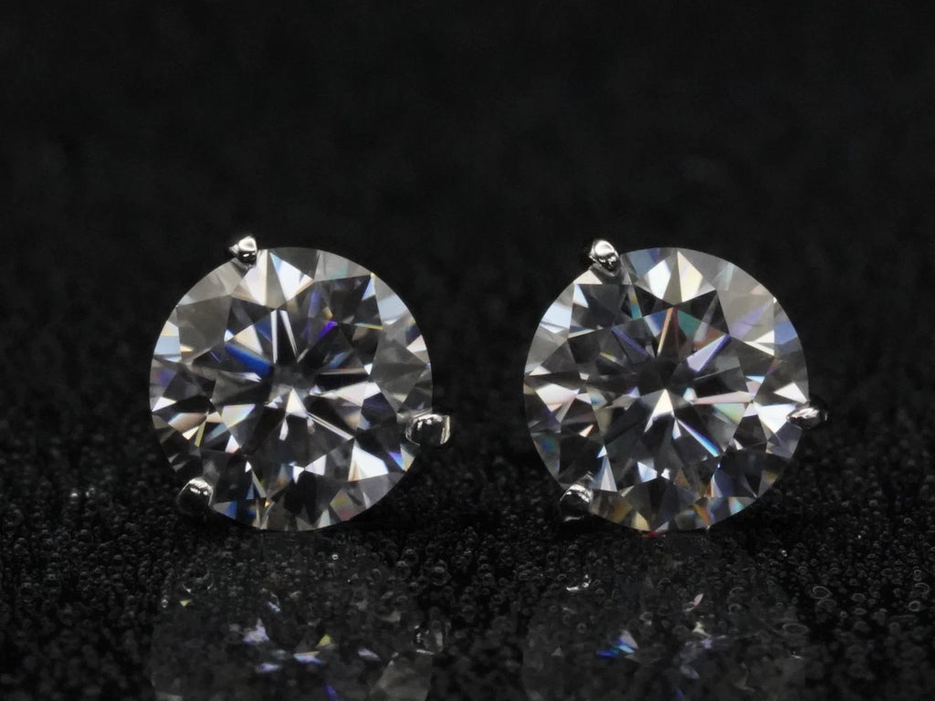 Frontalansicht der Moissanit Ohrstecker mit Drei-Zinken-Fassung – rund geschliffen, 925 Silber mit 18K Weißgold
