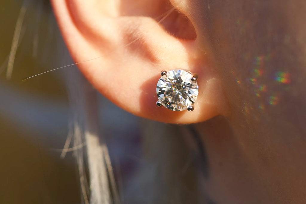 Echte Fotos im Ohr getragen: Moissanit Ohrstecker funkeln stärker als Diamant – sichtbar im echten Licht, 925 Silber & Weißgold, kein KI