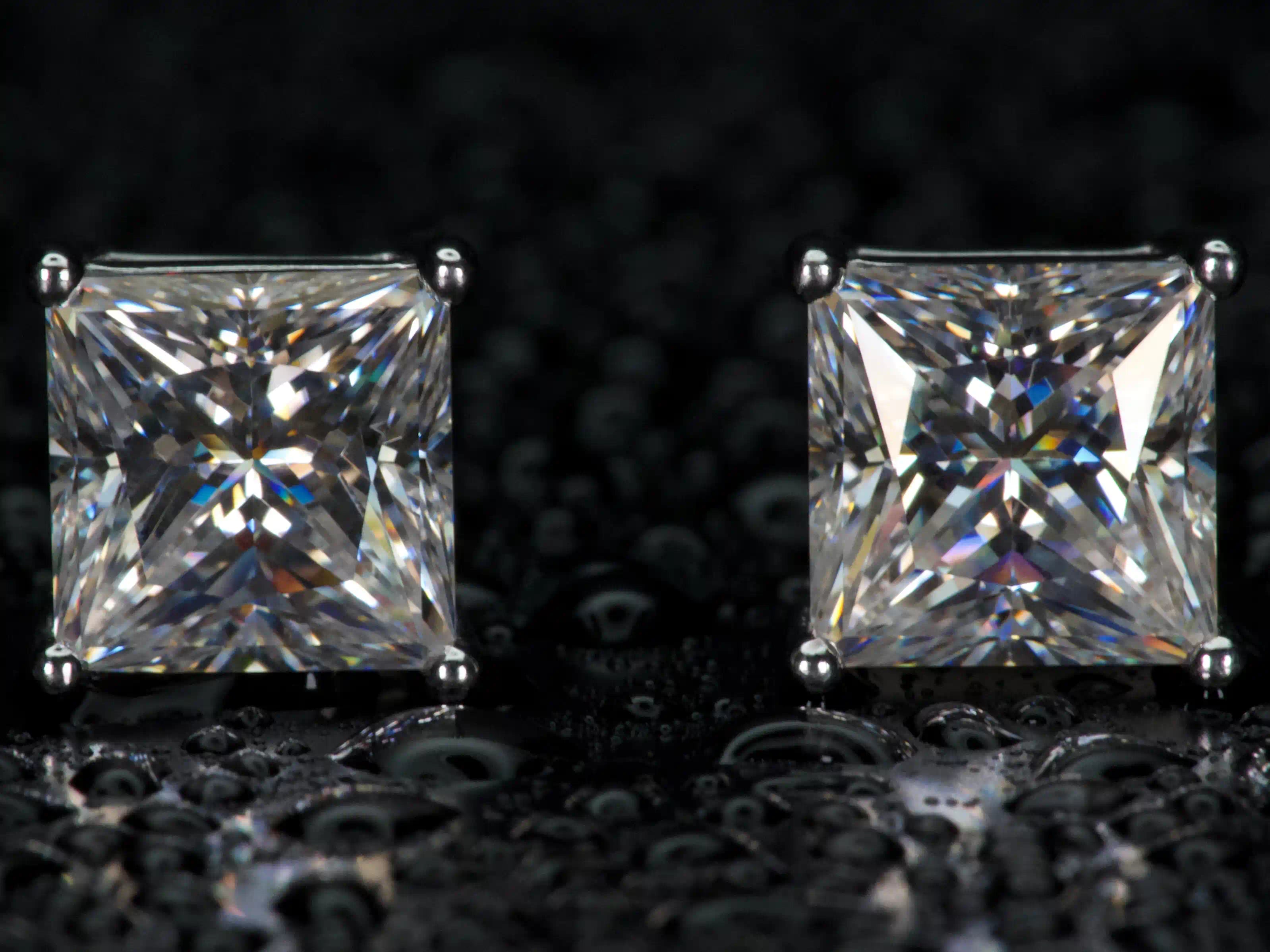 Moissanit Princess Cut Ohrstecker frontal – echte fotos aus 925 Silber & Weißgold, extrem starkes Funkeln mit mehr Feuer als Diamant im echten Licht