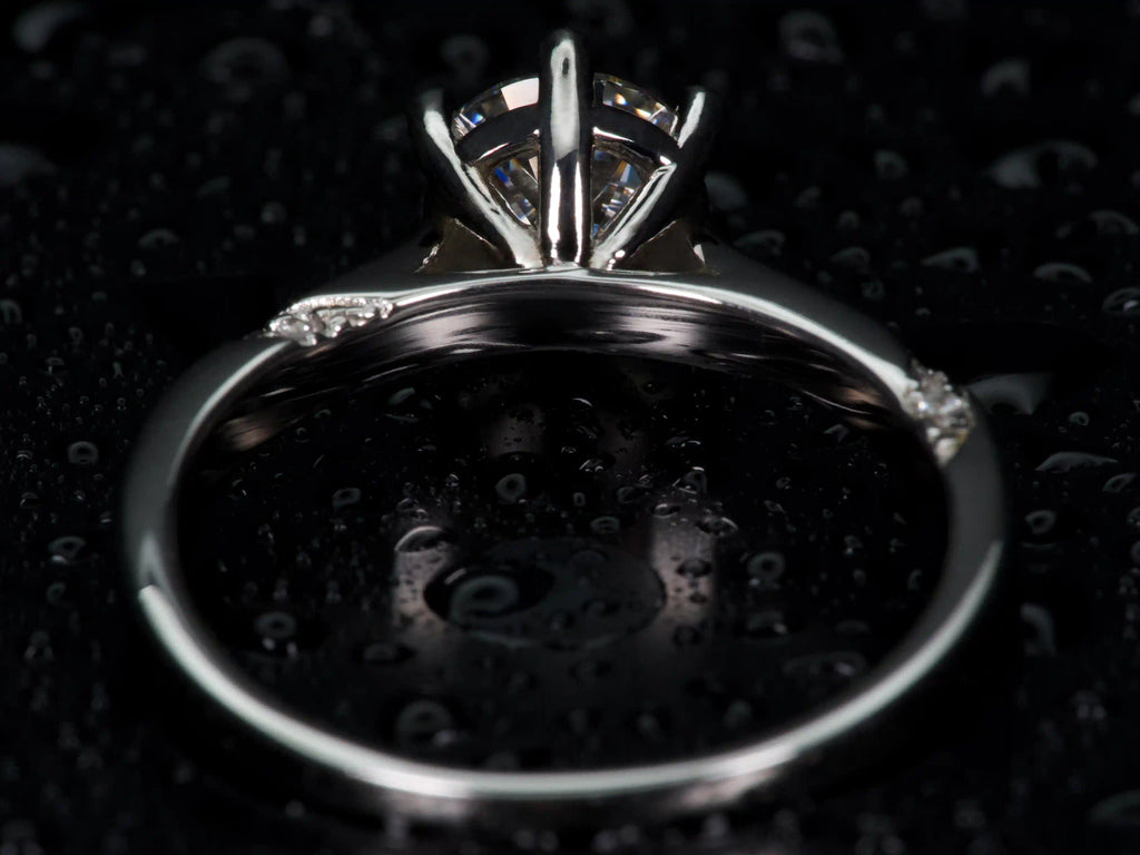 Echte Makroaufnahme: 1ct Moissanit Solitär Ring von der Rückseite – feine Krappenfassung in 925 Silber & Weißgold, präzise Verarbeitung, echtes Licht zeigt klares Funkeln wie Diamant