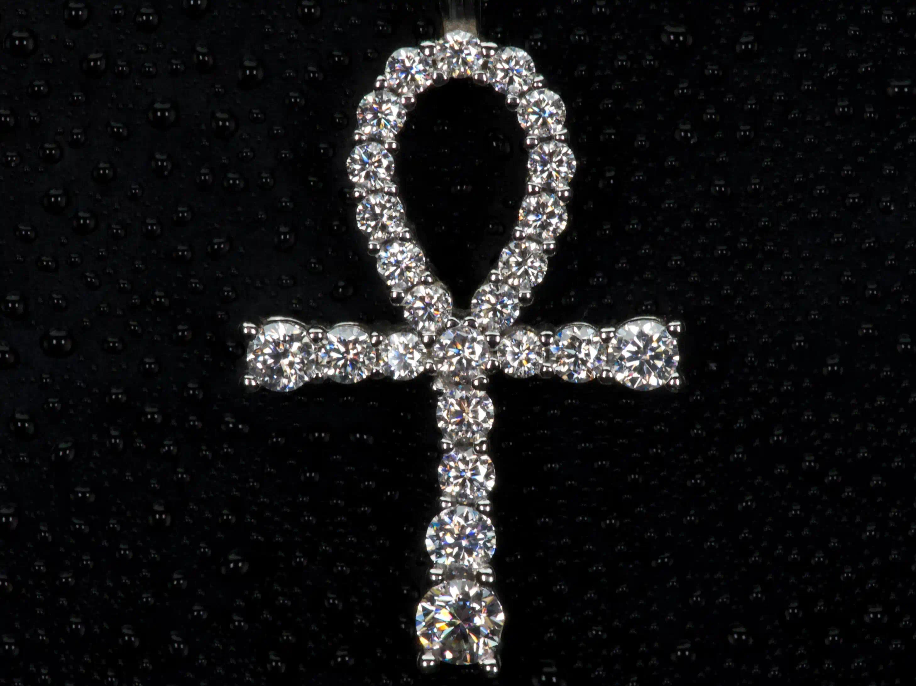 Echte Makroaufnahme einer Moissanite Ankh Kette mit 0,65 ct – ägyptisches Kreuz Anhänger mit funkelnden Steinen, gefertigt aus 925 Sterling Silber mit 18K Weißgold Veredelung
