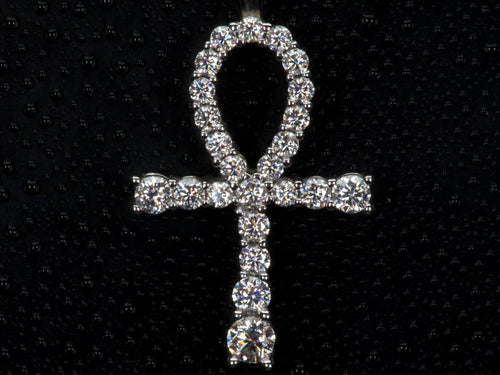 Echte Makroaufnahme einer Moissanite Ankh Kette mit 0,65 ct – ägyptisches Kreuz Anhänger mit funkelnden Steinen, gefertigt aus 925 Sterling Silber mit 18K Weißgold Veredelung