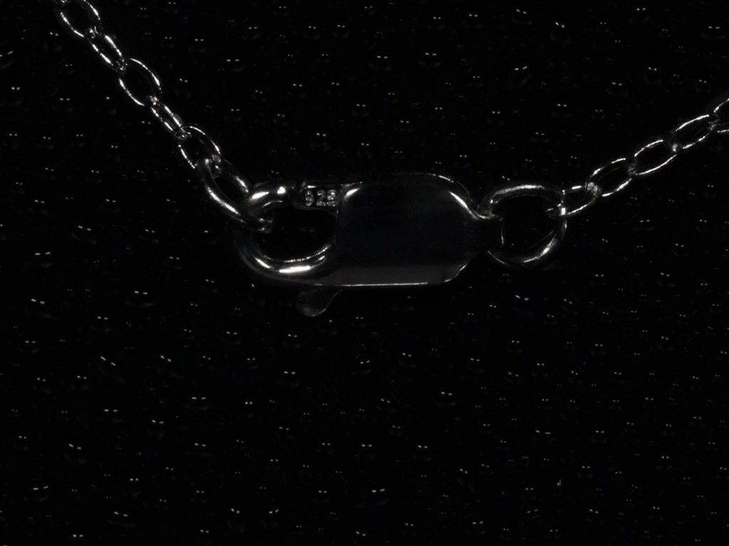 Echte Makroaufnahme eines Karabiner Verschlusses mit S925 Stempel an einer Moissanite Ankh Kette – 925 Sterling Silber mit Weißgold Veredelung als sichtbarer Nachweis für echte Materialqualität und sicheren Halt