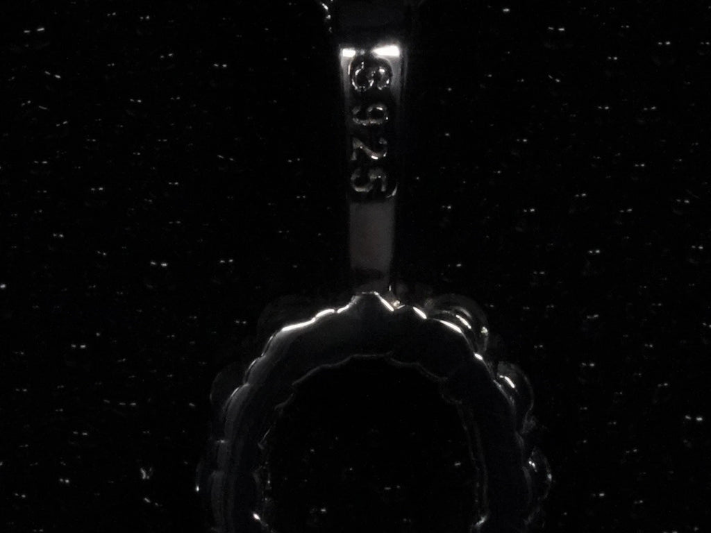 Echte Makroaufnahme der Rückseite einer Moissanite Ankh Kette mit S925 Stempel – offene Fassung für optimalen Lichtdurchlass und sichtbarer Nachweis für 925 Sterling Silber mit Weißgold Veredelung