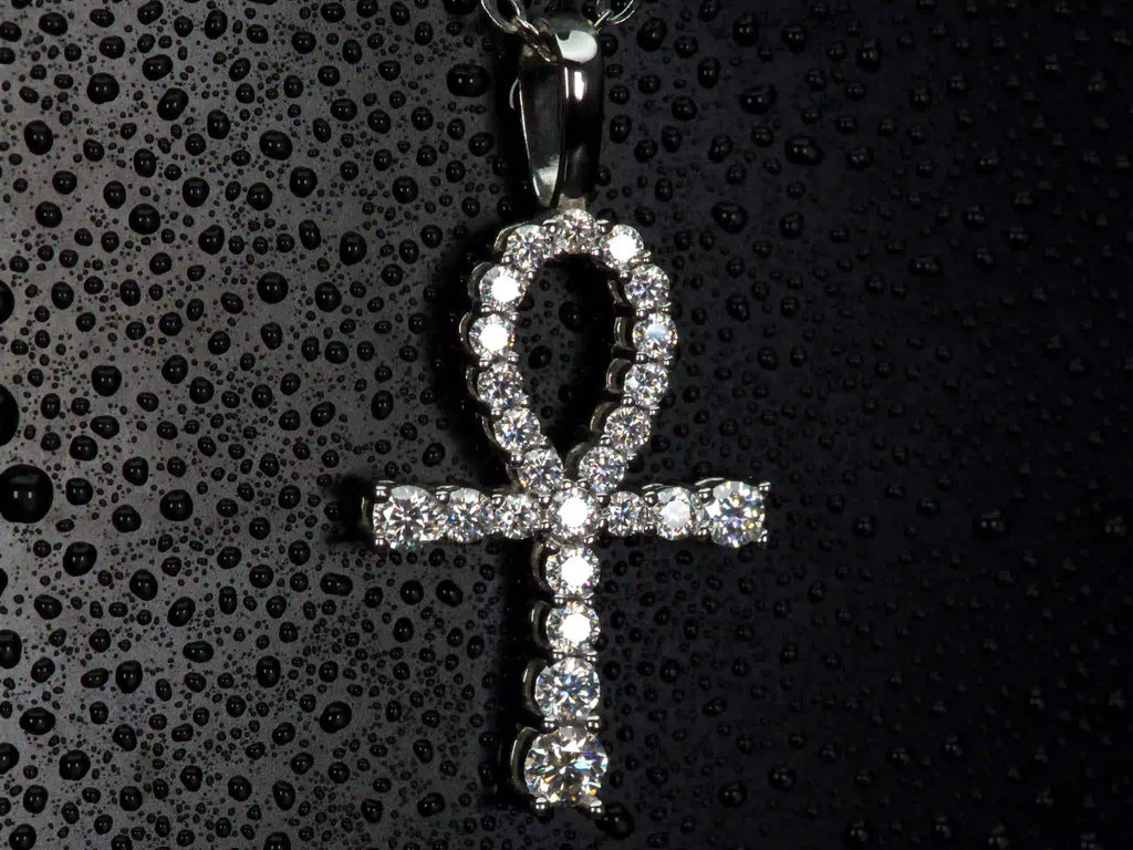 Echte Makroaufnahme einer Moissanite Ankh Kette in Seitenansicht – klare Form des ägyptischen Symbols mit intensiver Lichtreflexion der Steine aus 925 Silber