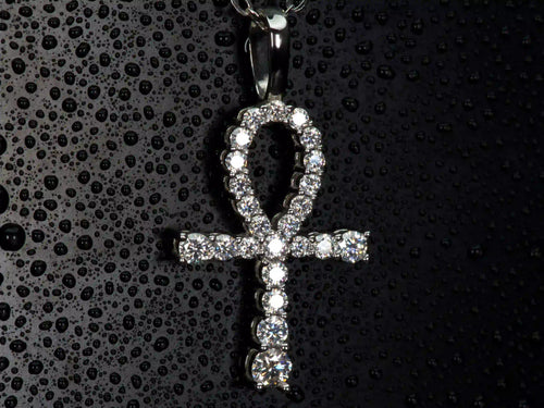 Echte Makroaufnahme einer Moissanite Ankh Kette in Seitenansicht – klare Form des ägyptischen Symbols mit intensiver Lichtreflexion der Steine aus 925 Silber