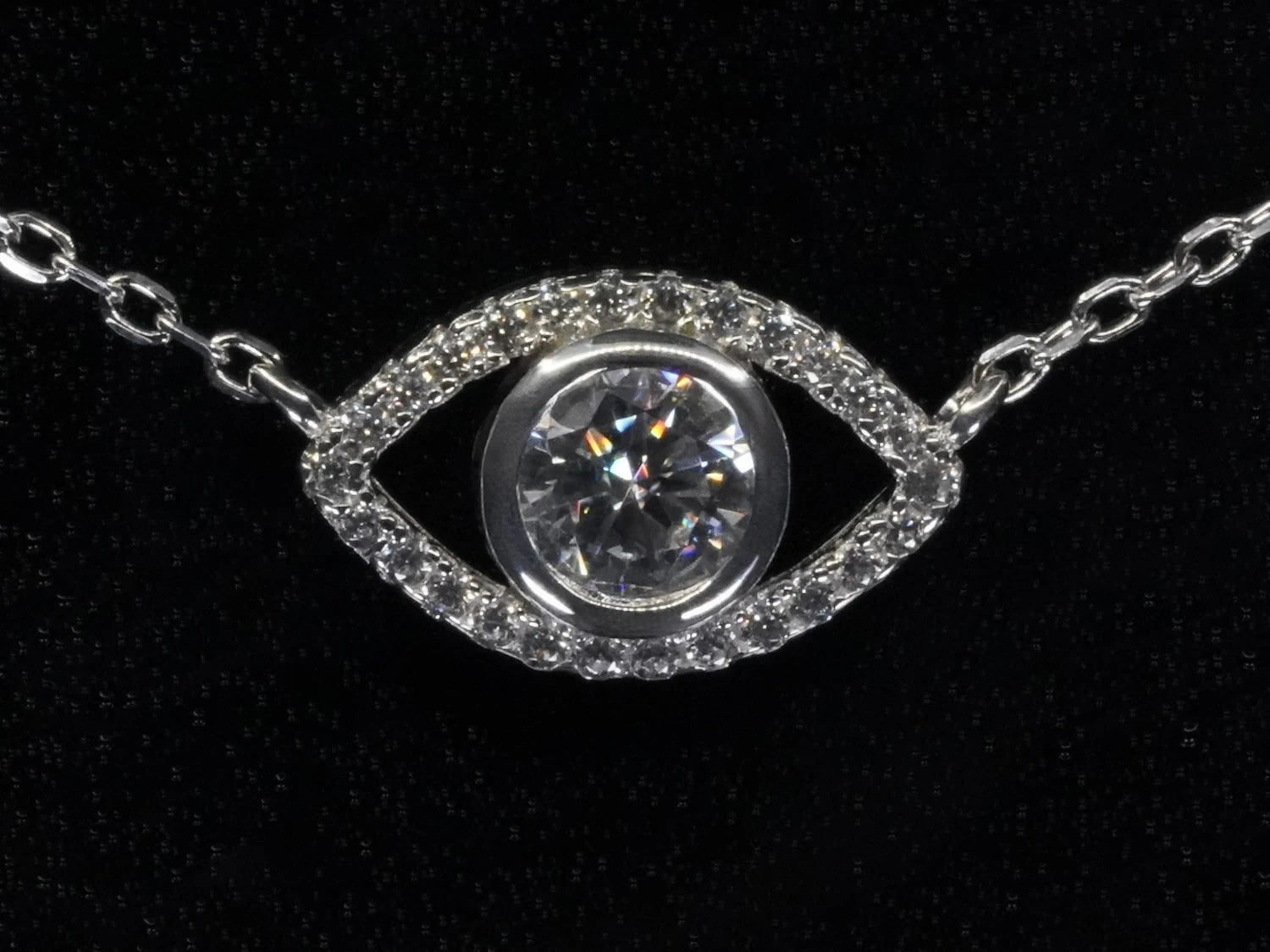Moissanite-Kette mit Auge-Anhänger – frontal fotografiert, 0,5 ct Brillantschliff zentriert in augenförmiger 925 Silberfassung