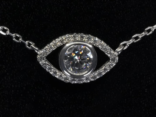 Moissanite-Kette mit Auge-Anhänger – frontal fotografiert, 0,5 ct Brillantschliff zentriert in augenförmiger 925 Silberfassung