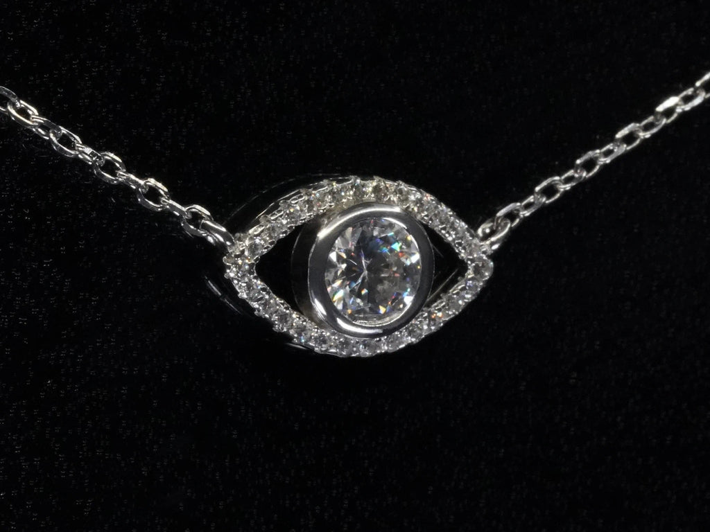 Seitliche Ansicht des Auge-Anhängers – zeigt gewölbte Form, zentrales Funkeln des Moissanite-Steins in stilisiertem Auge-Design aus Silber