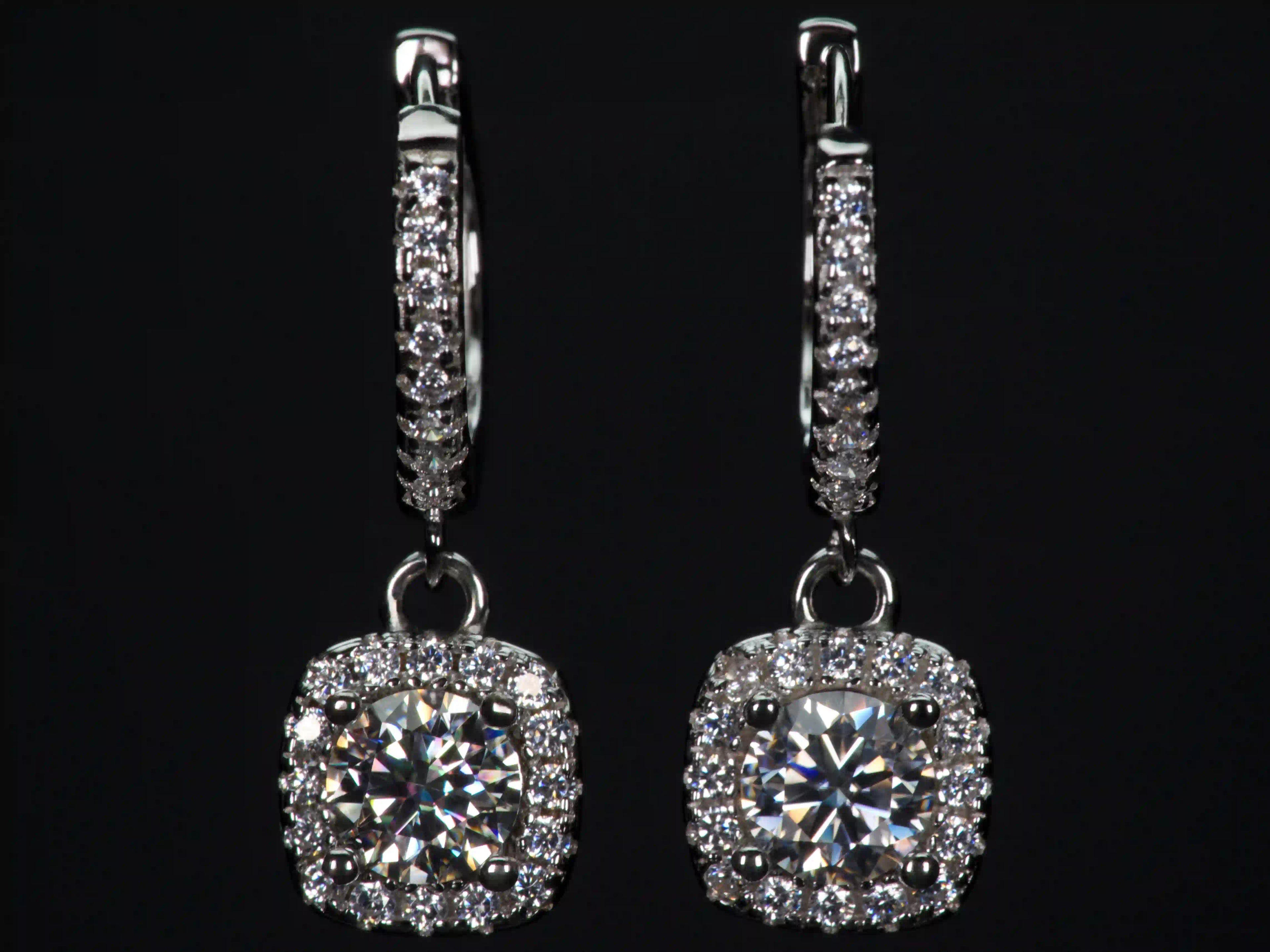 Echte Fotos von Moissanite Creolen 1ct mit Halo Anhänger aus 925 Silber & Weißgold – frontal aufgenommen, starkes Funkeln im Licht, sichtbar intensiver als Diamant