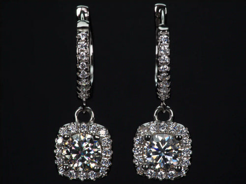 Echte Fotos von Moissanite Creolen 1ct mit Halo Anhänger aus 925 Silber & Weißgold – frontal aufgenommen, starkes Funkeln im Licht, sichtbar intensiver als Diamant