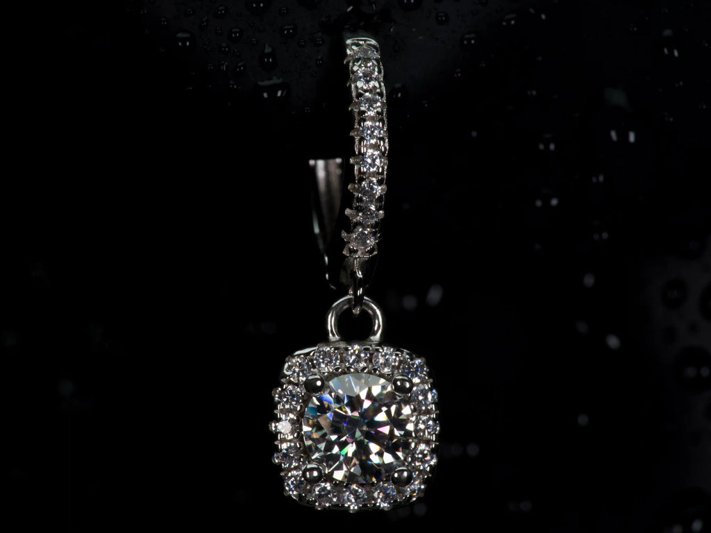 Moissanite Creolen mit hängendem eckigen Halo Anhänger, zentraler Rundstein mit umlaufenden kleinen Steinen, 925 Silber mit Weißgold Veredelung, starke Lichtreflexe, echte Fotos ohne Glanzfilter