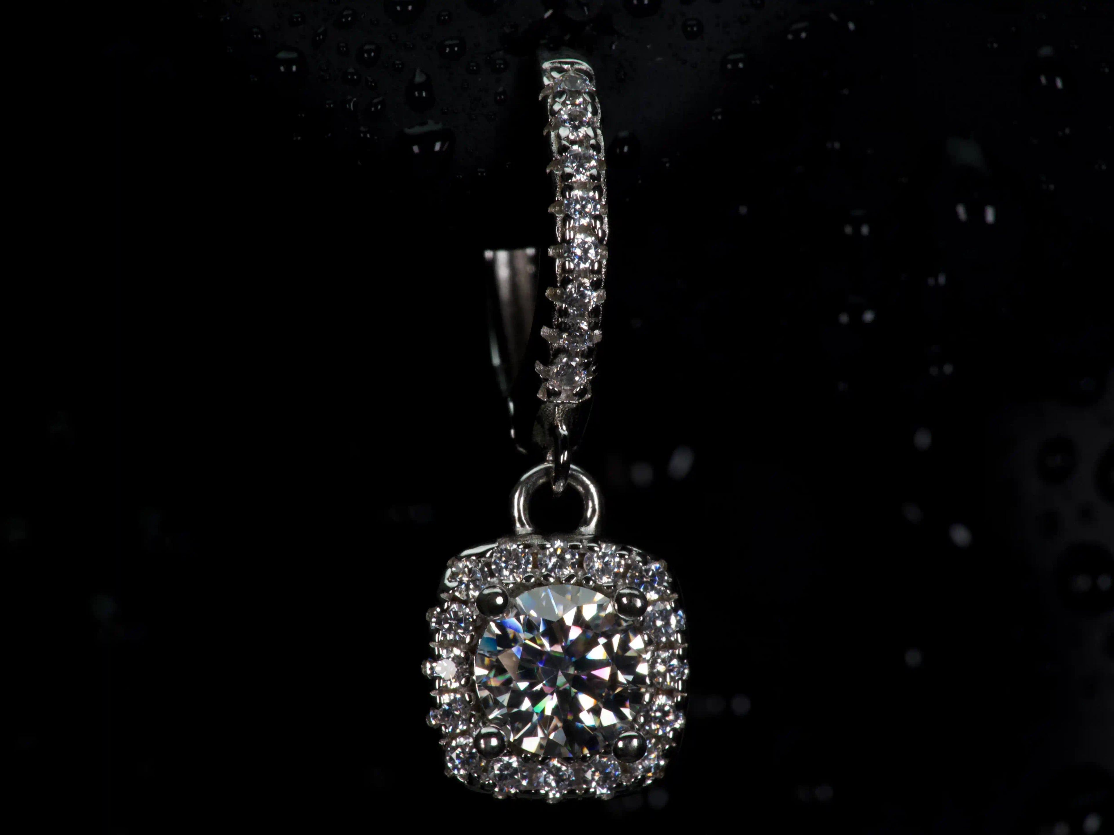 Moissanite Creolen mit hängendem eckigen Halo Anhänger, zentraler Rundstein mit umlaufenden kleinen Steinen, 925 Silber mit Weißgold Veredelung, starke Lichtreflexe, echte Fotos ohne Glanzfilter
