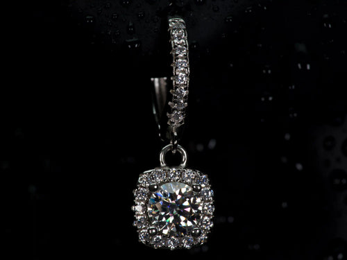 Moissanite Creolen mit hängendem eckigen Halo Anhänger, zentraler Rundstein mit umlaufenden kleinen Steinen, 925 Silber mit Weißgold Veredelung, starke Lichtreflexe, echte Fotos ohne Glanzfilter