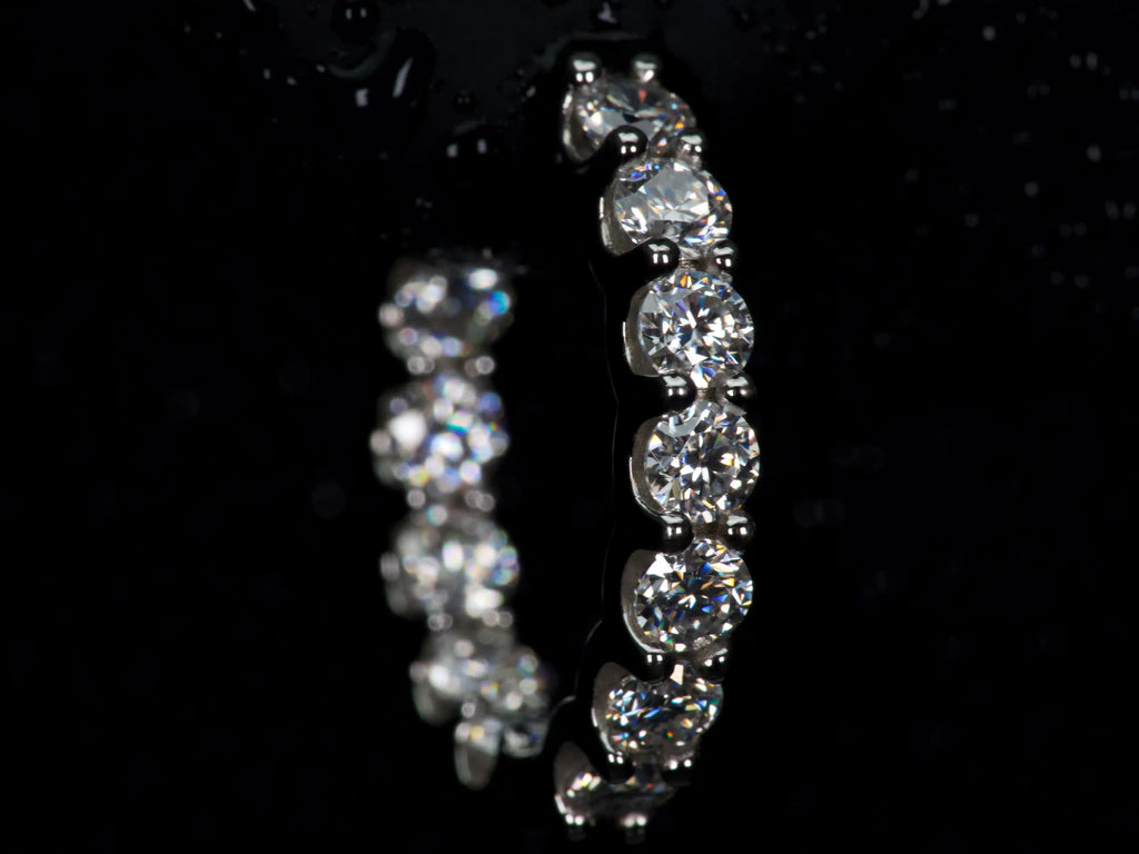 Moissanite Creolen im Halter mit rundum besetzten 3 mm Steinen – intensives Funkeln in echter Makroaufnahme ohne KI