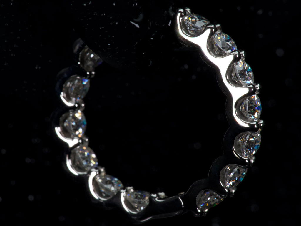 Seitliche Ansicht von Moissanite Creolen im Halter – innen und außen besetzt für maximale Lichtreflexe und starkes Funkeln