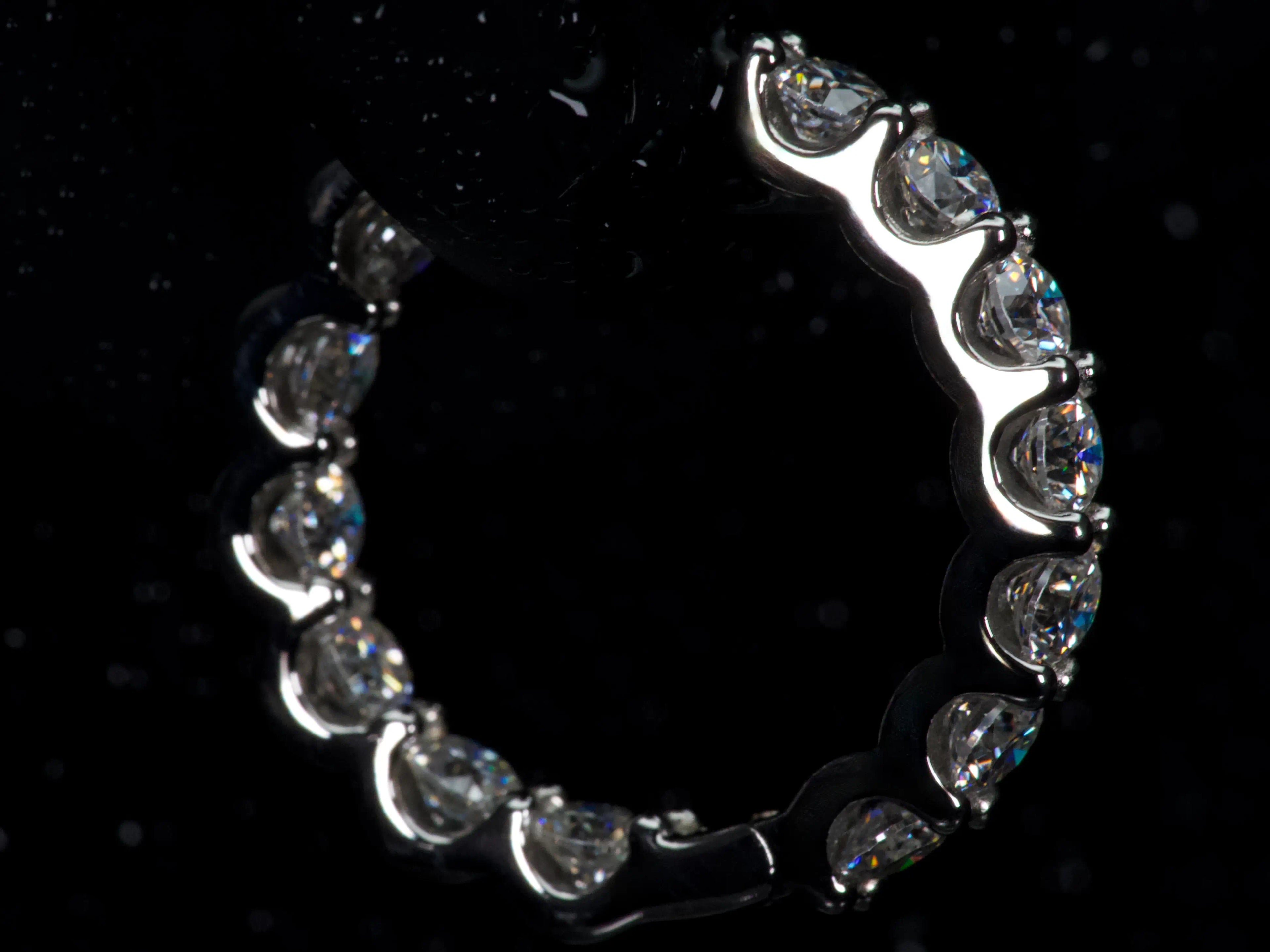 Seitliche Ansicht von Moissanite Creolen im Halter – innen und außen besetzt für maximale Lichtreflexe und starkes Funkeln