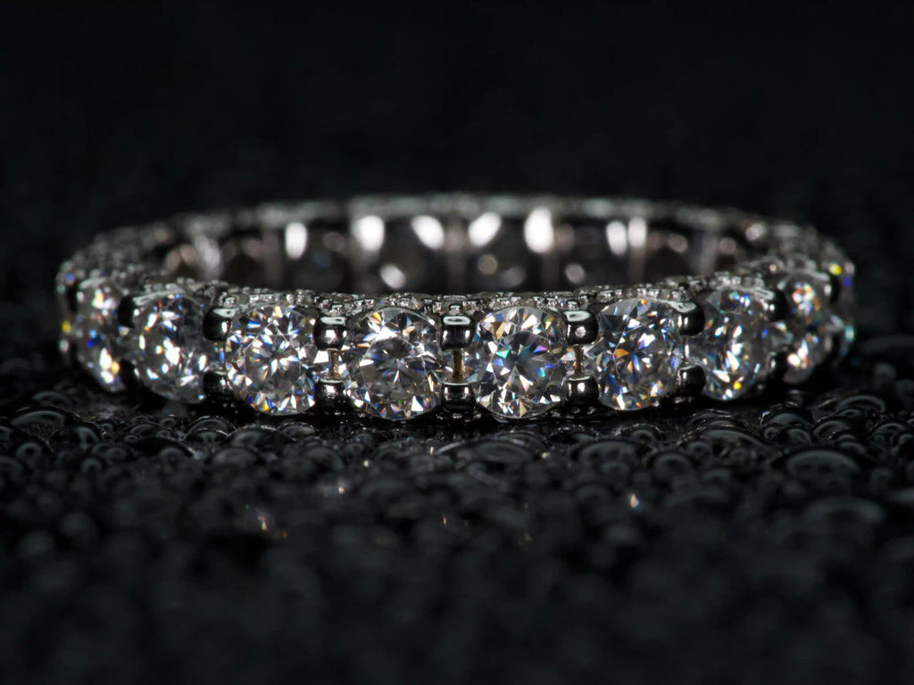 Echte Makroaufnahme eines Moissanite Eternity Pavé Rings mit 2,6 ct – doppelt besetzt für durchgehendes Funkeln, 925 Sterling Silber mit Weißgold Veredelung