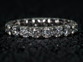 Echte Makroaufnahme eines Moissanite Eternity Pavé Rings mit 2,6 ct – doppelt besetzt für durchgehendes Funkeln, 925 Sterling Silber mit Weißgold Veredelung