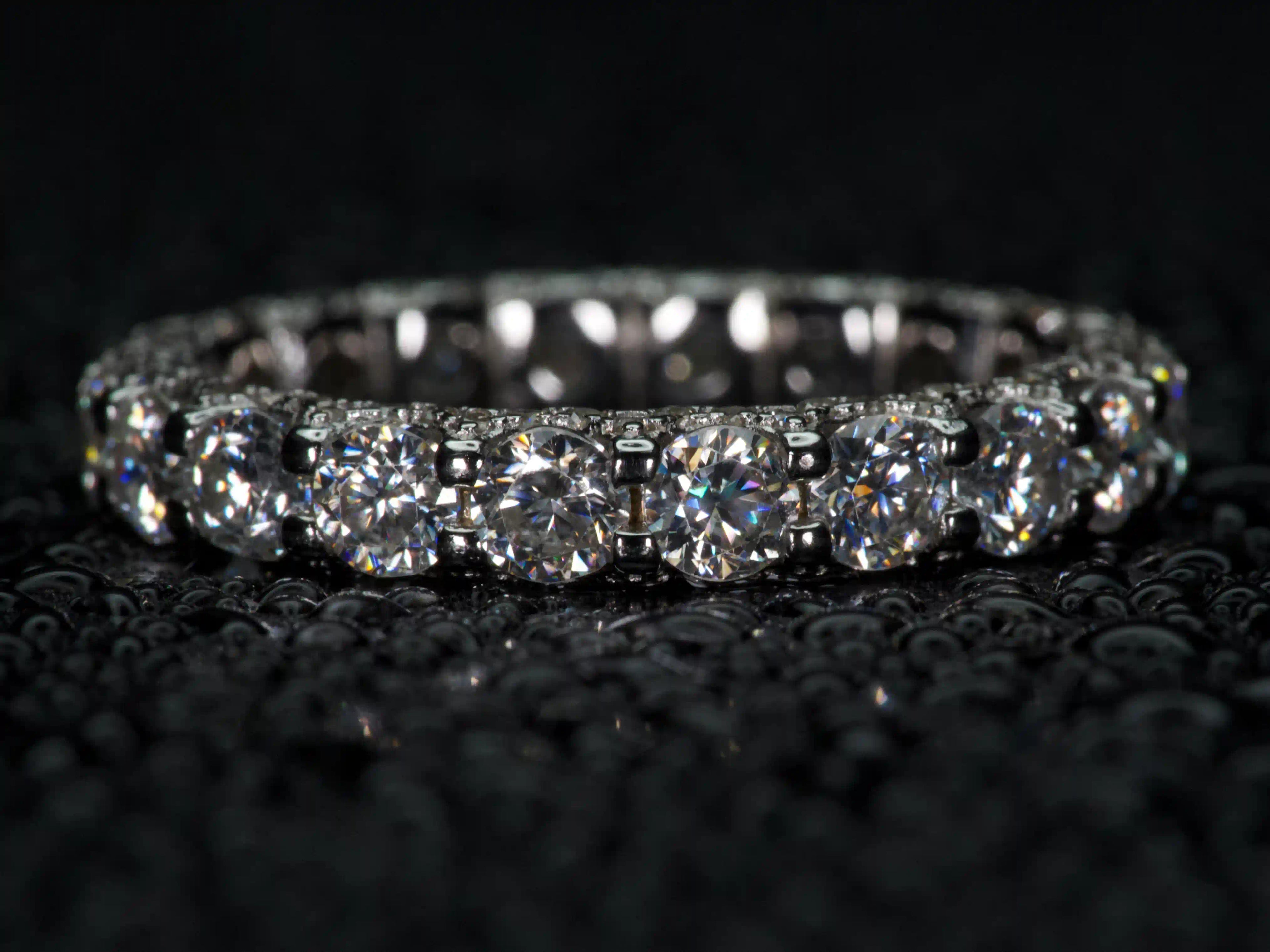 Echte Makroaufnahme eines Moissanite Eternity Pavé Rings mit 2,6 ct – doppelt besetzt für durchgehendes Funkeln, 925 Sterling Silber mit Weißgold Veredelung