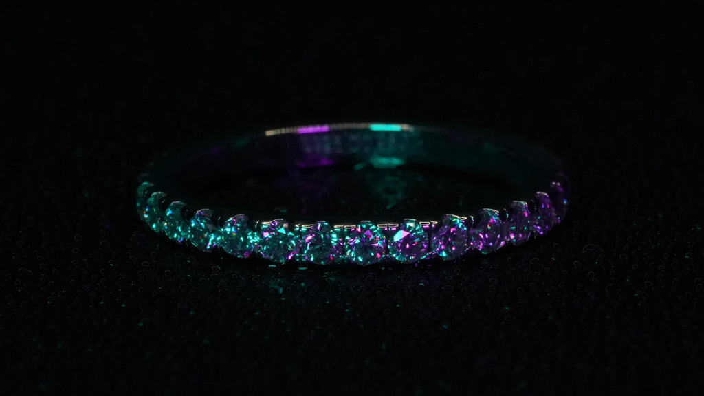 Moissanite Schmuck die ethische alternative. Moissanite in Lila Licht