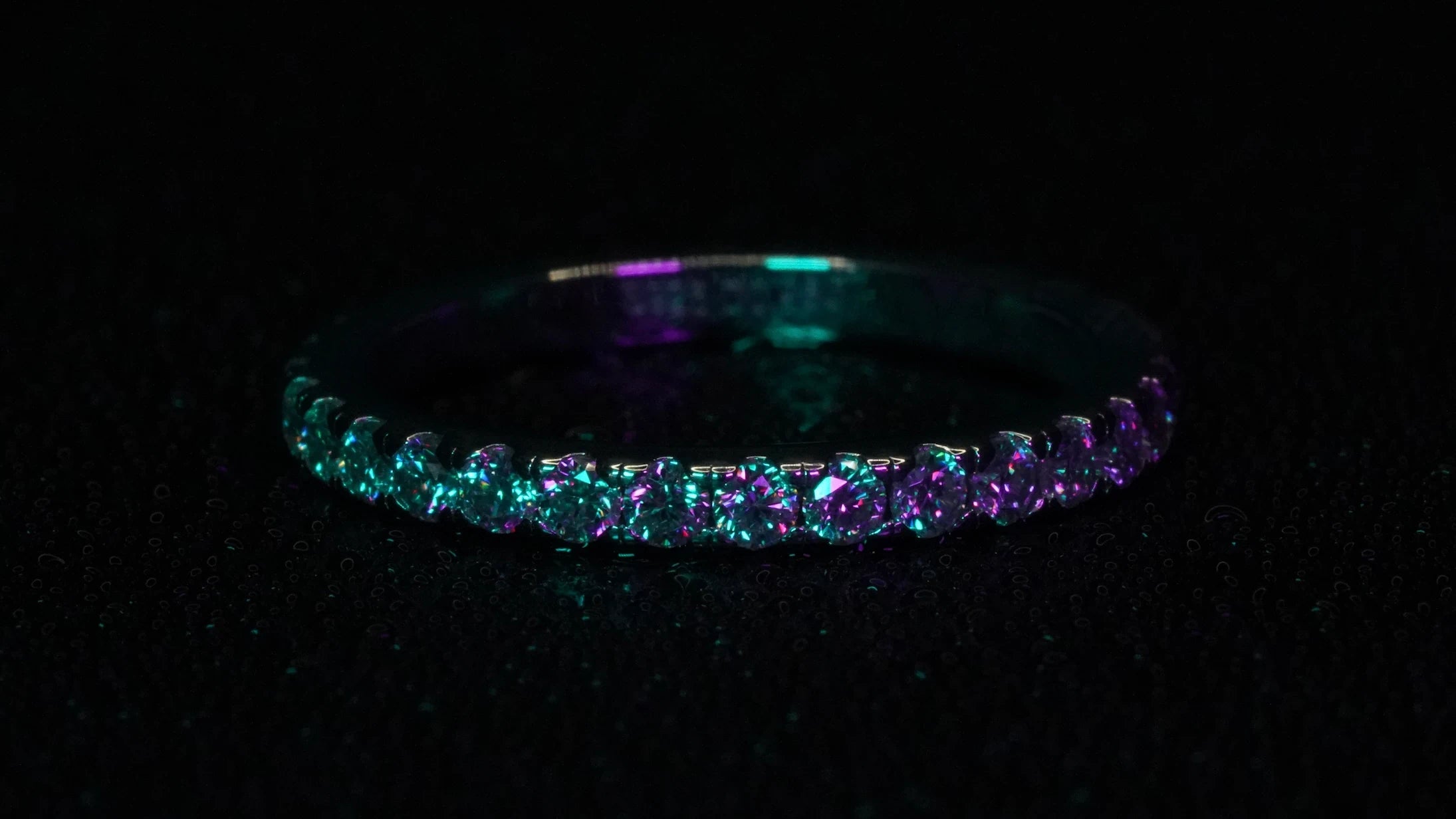 Moissanite Schmuck die ethische alternative. Moissanite in Lila Licht
