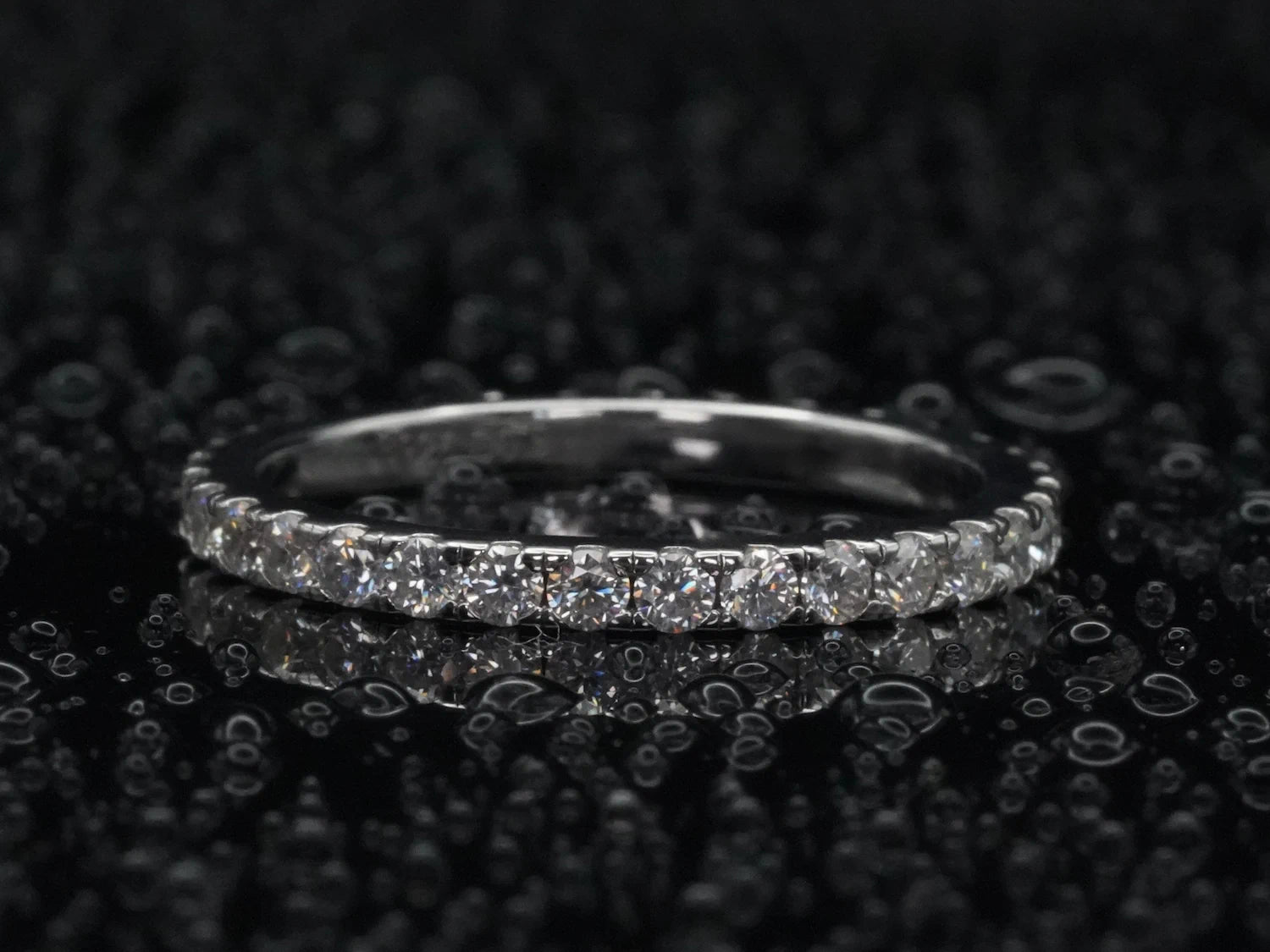 Moissanite Eternity-Ring mit 2 mm Steinen – frontal fotografiert, 925 Sterling Silber