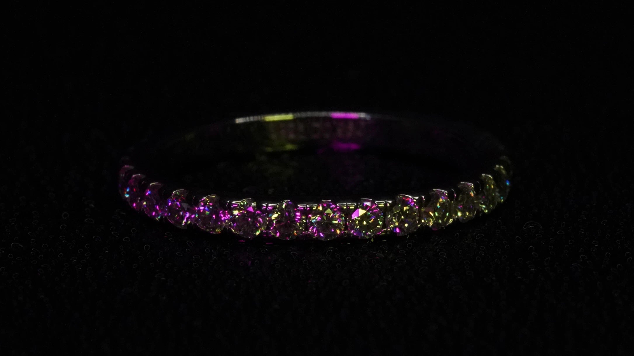 Moissanite Eternity Ring, die bessere alternative zu Diamant Schmuck.
