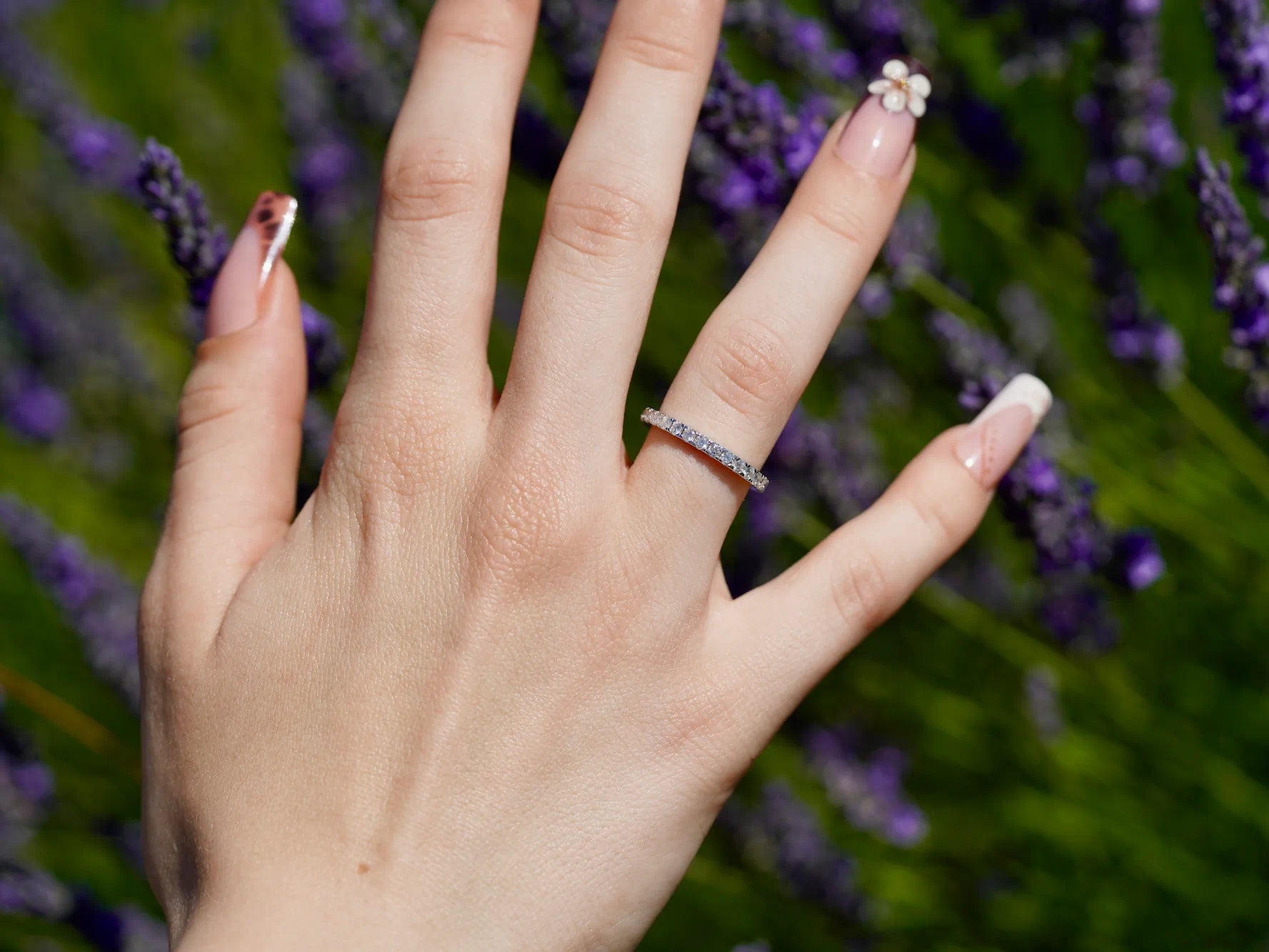 Zartes Funkeln – 2 mm Eternity-Ring mit Moissanit vor blühendem Lavendel