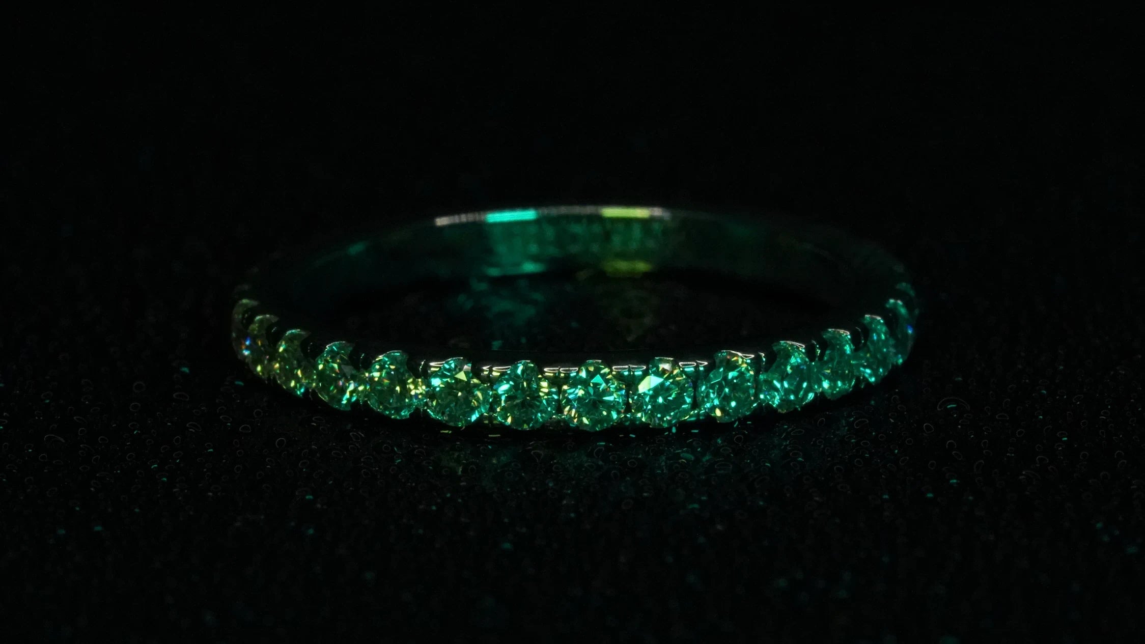 Dünner feiner Moissanite Eternity Ring mit kleinen Moissaniten rund herum.