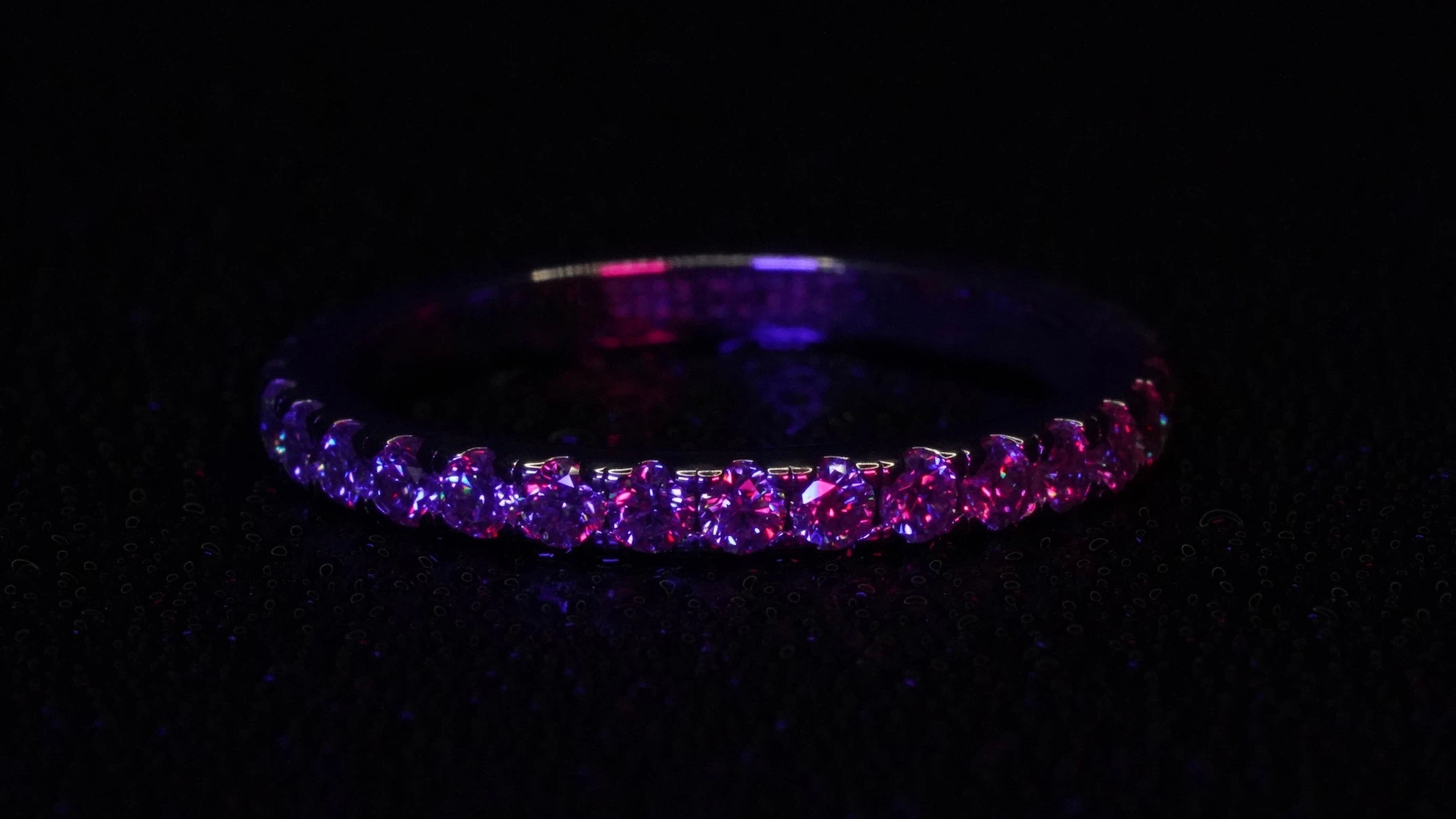 kleiner Moissanite Ring im Eternity style mit kleinen Steinen rund herum gefasst.