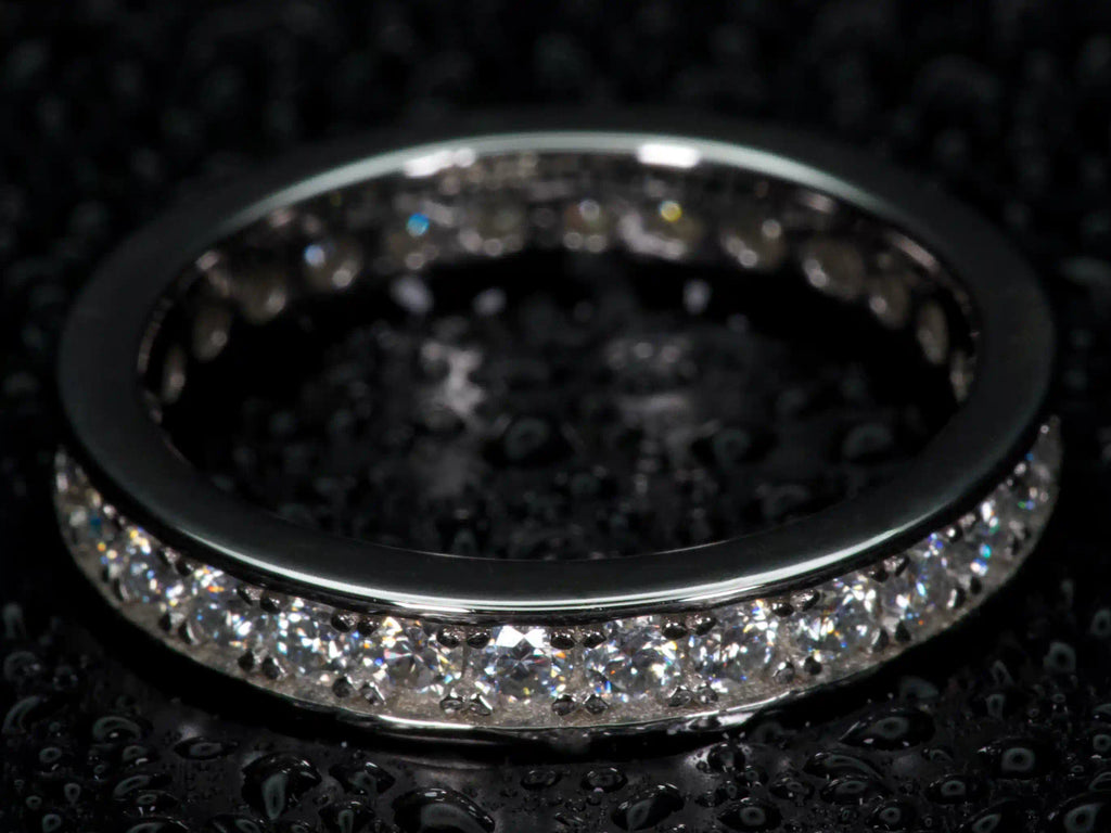 Ansicht von oben eines Moissanite Eternity Rings mit 2 mm Steinen – gleichmäßiges, rundumlaufendes Funkeln im Brillantschliff